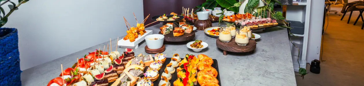 Buffet de traiteur pour un anniversaire avec plats variés et décorations