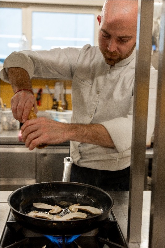 Dylan Dehedin, chef de Gustus Traiteur, cuisine avec passion à Genève.