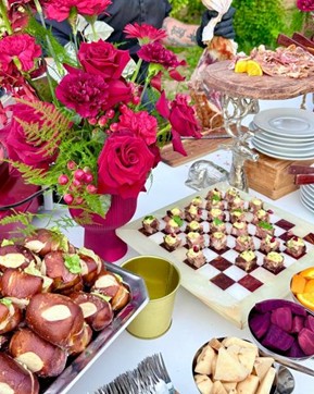 Plateau de mets raffinés et fleurs, illustrant les tendances culinaires 2026.