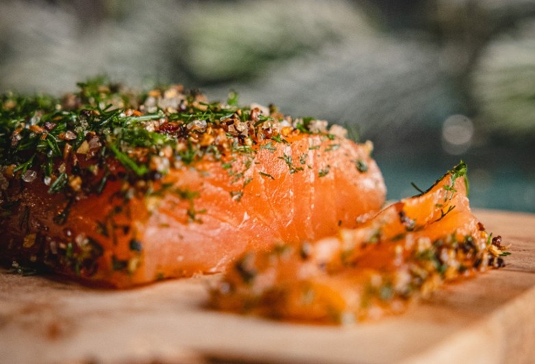 Saumon mariné aux herbes, plat festif pour Noël en Suisse