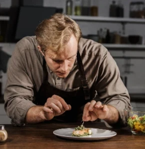 Chef traiteur Gustus Genève prépare et dresse des mets raffinés pour une verrée. Service idéal pour vos évènements privés.