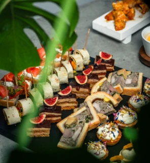 Assortiment de canapés et bouchées créatives pour apéritifs dînatoires.