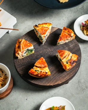 Assortiment de canapés froids et desserts raffinés pour cocktails