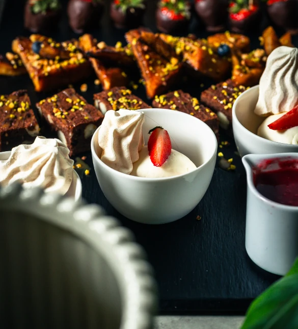 Assortiment de desserts pour menus buffets Gustus Traiteur Genève: coupes glacées, fraises, meringues, brownies et...