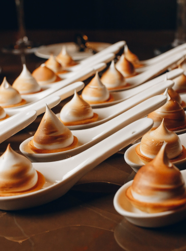 Desserts raffinés servis par un traiteur à Genève