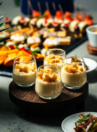 Desserts raffinés présentés par Gustus Traiteur Genève pour événements.