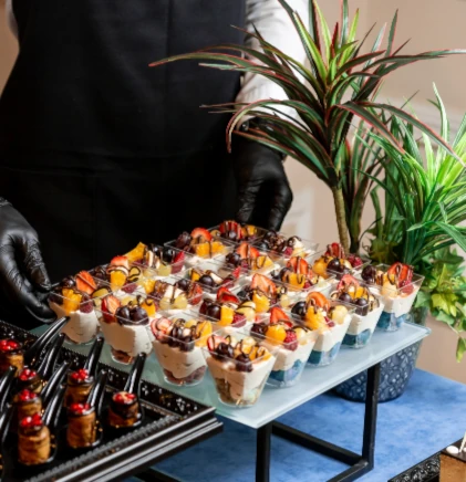 Desserts raffinés présentés pour un séminaire ou réunion professionnelle.