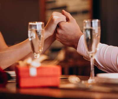 Dîner romantique à domicile avec champagne et ambiance élégante