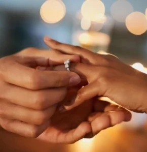 Échange d'une bague de fiançailles lors d'un mariage