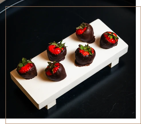 Fraises enrobées de chocolat, une touche raffinée pour un chef à domicile.