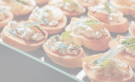 Délicieuses pièces cocktails au fromage frais, fruits et menthe, idéales pour vos évènements privés.