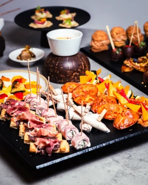 Plateau de canapés froids et cocktails raffinés pour événements