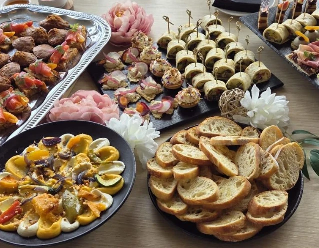 Plateau de repas varié avec des mets raffinés pour événements pro