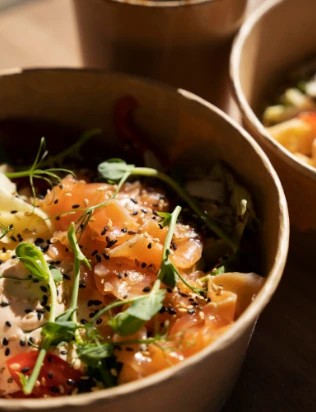 Plateau-repas gourmet avec saumon frais et légumes de saison pour entreprises