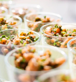 Plateaux-repas raffinés pour entreprises avec des plats frais et équilibrés.