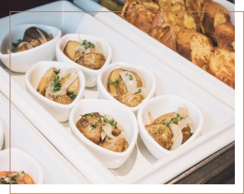 Plateaux repas raffinés avec des légumes frais et savoureux.