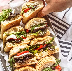 Plateaux repas avec des sandwichs garnis de légumes frais