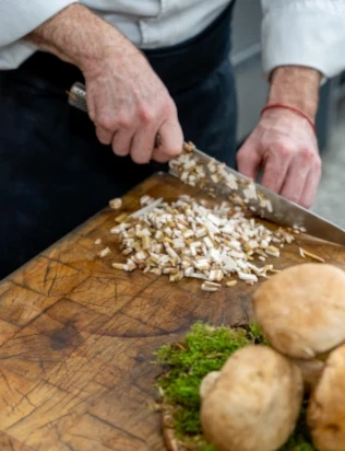 Chef à domicile préparant des ingrédients frais pour un événement traiteur à Genève.