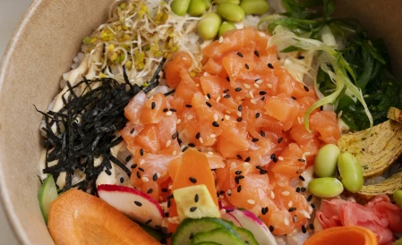 Bol de sushi avec saumon, légumes et algues, représentant une prestation culinaire pour événements pro.