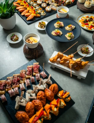 Buffet traiteur Geneve avec assortiment raffiné d'amuse-bouches, canapés et brochettes pour événements privés ou...