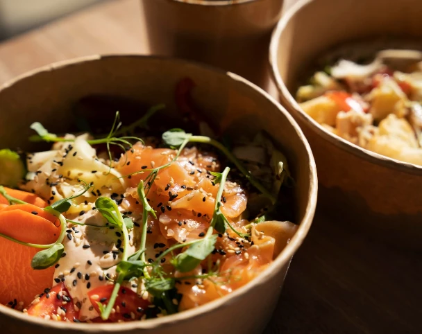 Plateau repas traiteur pour évènements pro à Genève : bowl équilibré au saumon, légumes frais et graines de sésame.