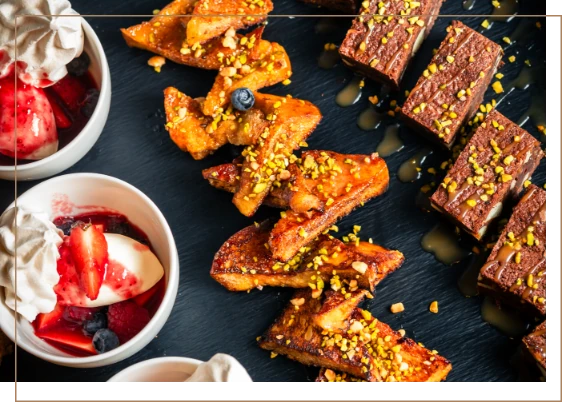 Buffet de desserts gourmands pour événements : coupes de fruits rouges, pain perdu caramélisé et brownies au chocolat par...