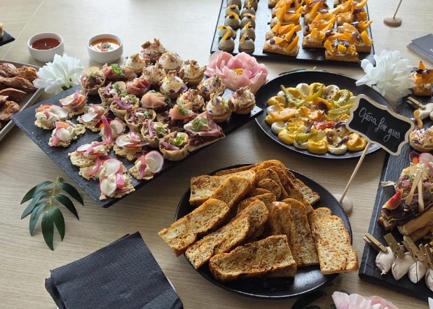 Buffet traiteur geneve de luxe avec assortiment de canapés, toasts et verrines colorées pour événement personnalisé.