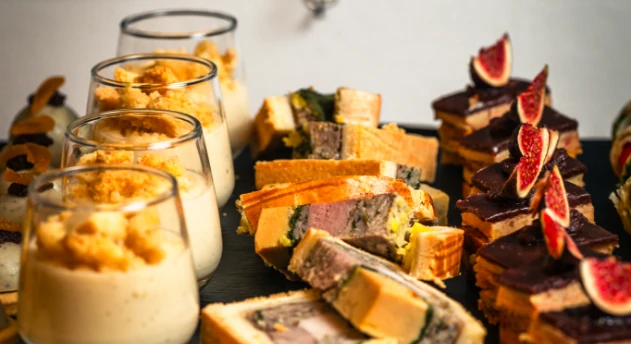 Délicieuses pièces cocktail: verrines, pâtés en croûte et mini-gâteaux aux figues, idéales pour un événement traiteur à...