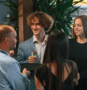 Invités souriants célébrant un baptême ou autre événement privé, service traiteur Gustus Genève.