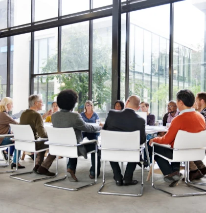 Groupe de professionnels en réunion d'affaires, typique des événements pro organisés à Genève.