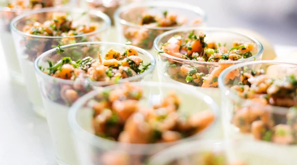 Verrines de saumon fumé et herbes fraîches pour un apéritif élégant