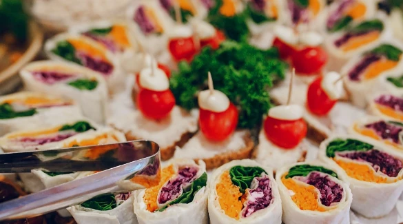 Wraps aux légumes et garnitures colorées pour menu healthy